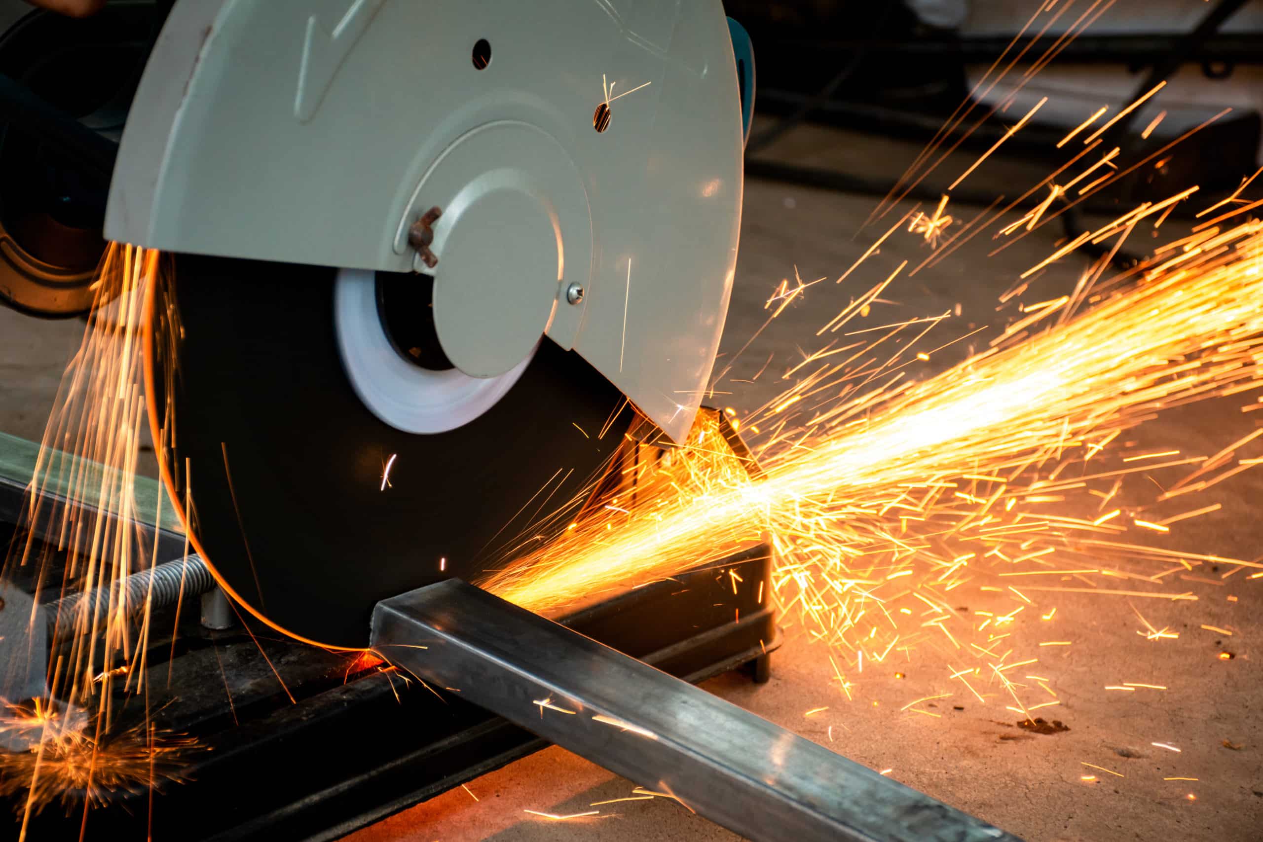 Steel cutter grinder are cutting iron pipe with bright sparks. Procédé découpe laser
